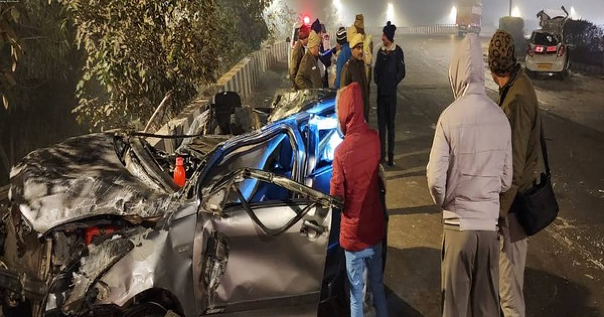 1 killed, 4 injured in collision between two cars on Salim Garh Road in Delhi